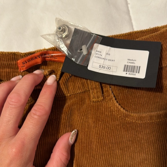 SIGNATURE BRAND CORDUROY SKIRT NWT - Picture 2 of 5
